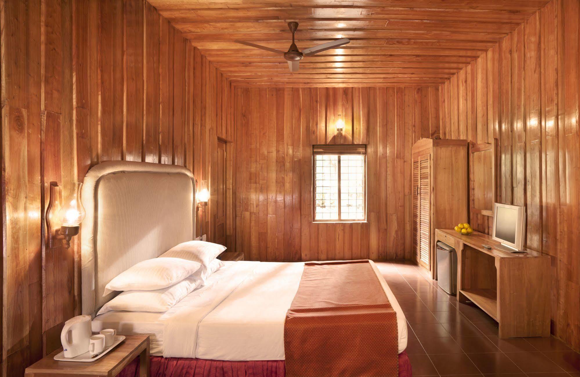 Woods N Spice - Thekkady Hotel Kumily Exterior photo